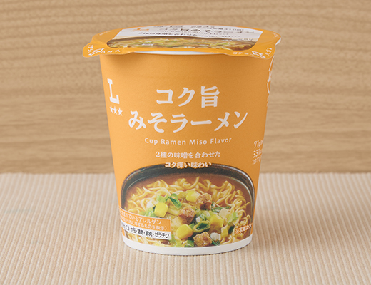 ローソンのコク旨みそラーメンを比較する。税込価格：168円、カロリー：331kcal、1円あたりカロリー：1.97kcal/円、たんぱく質：7.8g、1円あたりたんぱく質：0.05g/円、脂質：15.1g、炭水化物：41.8g、糖質：39.9g、食物繊維：1.9g、食塩相当量：4.6g。