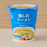 ローソンの鶏しおラーメン。税込価格：168円、カロリー：324kcal、たんぱく質：7.6g、脂質：13.7g、炭水化物：43.4g、糖質：41.7g、食物繊維：1.7g、食塩相当量：4.4g。