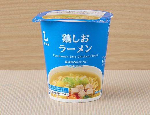 ローソンの鶏しおラーメンを比較する。税込価格：168円、カロリー：324kcal、1円あたりカロリー：1.93kcal/円、たんぱく質：7.6g、1円あたりたんぱく質：0.05g/円、脂質：13.7g、炭水化物：43.4g、糖質：41.7g、食物繊維：1.7g、食塩相当量：4.4g。