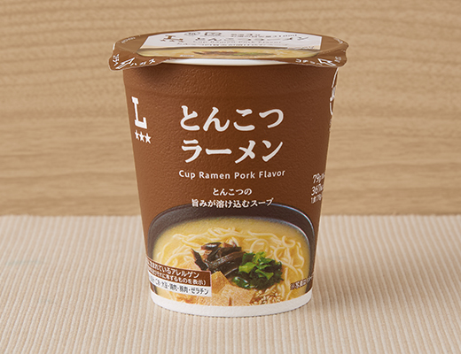 ローソンのとんこつラーメンを比較する。税込価格：168円、カロリー：367kcal、1円あたりカロリー：2.18kcal/円、たんぱく質：9.3g、1円あたりたんぱく質：0.06g/円、脂質：16.5g、炭水化物：46.1g、糖質：44.3g、食物繊維：1.8g、食塩相当量：4.7g。