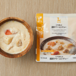 ローソンのコクを楽しむ 濃厚クリームシチューを比較する。税込価格：378円、カロリー：297kcal、1円あたりカロリー：0.79kcal/円、たんぱく質：8.6g、1円あたりたんぱく質：0.02g/円、脂質：22.1g、炭水化物：16g、糖質：14.8g、食物繊維：1.2g、食塩相当量：1.6g。