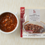 ローソンのコクを楽しむ デミグラスビーフハヤシを比較する。税込価格：378円、カロリー：282kcal、1円あたりカロリー：0.75kcal/円、たんぱく質：8.3g、1円あたりたんぱく質：0.02g/円、脂質：16.4g、炭水化物：25.2g、糖質：23.9g、食物繊維：1.3g、食塩相当量：2.2g。