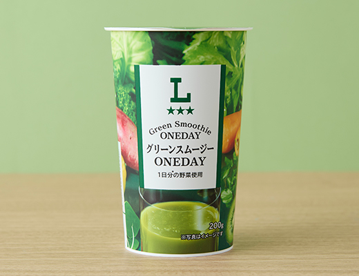ローソンのグリーンスムージーONEDAY。税込価格：218円、カロリー：102kcal、たんぱく質：2g、脂質：0g、炭水化物：24.6g、糖質：22.6g、食物繊維：2g、食塩相当量：0.3g。
