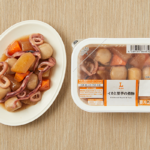 ローソンのイカと里芋の煮物。税込価格：419円、カロリー：85kcal、たんぱく質：5.5g、脂質：0.5g、炭水化物：15.8g、糖質：13.5g、食物繊維：2.3g、食塩相当量：2.4g。