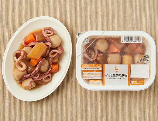 ローソンのイカと里芋の煮物。税込価格：419円、カロリー：85kcal、たんぱく質：5.5g、脂質：0.5g、炭水化物：15.8g、糖質：13.5g、食物繊維：2.3g、食塩相当量：2.4g。