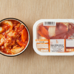 ローソンの1食分の野菜が摂れる チキンのチーズトマト煮。税込価格：451円、カロリー：220kcal、たんぱく質：16g、脂質：11.1g、炭水化物：15.1g、糖質：12.7g、食物繊維：2.4g、食塩相当量：1.8g。