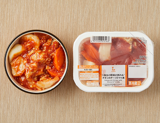 ローソンの1食分の野菜が摂れる チキンのチーズトマト煮。税込価格：451円、カロリー：220kcal、たんぱく質：16g、脂質：11.1g、炭水化物：15.1g、糖質：12.7g、食物繊維：2.4g、食塩相当量：1.8g。