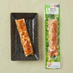 ローソンの炙りいかスティックを比較する。税込価格：214円、カロリー：69kcal、1円あたりカロリー：0.32kcal/円、たんぱく質：8g、1円あたりたんぱく質：0.04g/円、脂質：1.6g、炭水化物：5.9g、糖質：5.5g、食物繊維：0.4g、食塩相当量：1.6g。