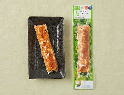 ローソンの炙りいかスティックを比較する。税込価格：214円、カロリー：69kcal、1円あたりカロリー：0.32kcal/円、たんぱく質：8g、1円あたりたんぱく質：0.04g/円、脂質：1.6g、炭水化物：5.9g、糖質：5.5g、食物繊維：0.4g、食塩相当量：1.6g。