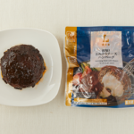 ローソンの肉厚！とろけるチーズハンバーグ。税込価格：462円、カロリー：324kcal、たんぱく質：17.2g、脂質：20.4g、炭水化物：18.4g、糖質：17.1g、食物繊維：1.4g、食塩相当量：3.2g。