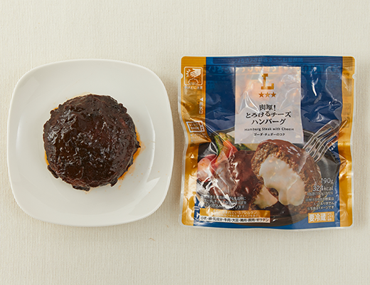 ローソンの肉厚！とろけるチーズハンバーグ。税込価格：462円、カロリー：324kcal、たんぱく質：17.2g、脂質：20.4g、炭水化物：18.4g、糖質：17.1g、食物繊維：1.4g、食塩相当量：3.2g。
