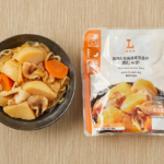 ローソンの豚肉と北海道産男爵の肉じゃが。税込価格：333円、カロリー：206kcal、たんぱく質：5.9g、脂質：9.5g、炭水化物：25.8g、糖質：23.1g、食物繊維：2.7g、食塩相当量：2.4g。