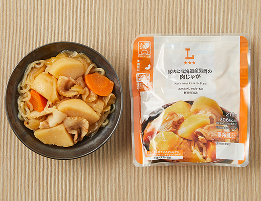 ローソンの豚肉と北海道産男爵の肉じゃが。税込価格：333円、カロリー：206kcal、たんぱく質：5.9g、脂質：9.5g、炭水化物：25.8g、糖質：23.1g、食物繊維：2.7g、食塩相当量：2.4g。