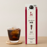 ローソンのコーヒー 無糖を比較する。税込価格：318円、カロリー：7kcal、1円あたりカロリー：0.02kcal/円、たんぱく質：0.1g、1円あたりたんぱく質：0.01未満g/円、脂質：0g、炭水化物：1.7g、糖質：1.4g、食物繊維：0.3g、食塩相当量：0g。