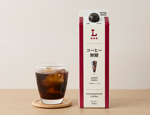 ローソンのコーヒー 無糖を比較する。税込価格：318円、カロリー：7kcal、1円あたりカロリー：0.02kcal/円、たんぱく質：0.1g、1円あたりたんぱく質：0.01未満g/円、脂質：0g、炭水化物：1.7g、糖質：1.4g、食物繊維：0.3g、食塩相当量：0g。