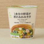 ローソンの1食分の野菜が摂れるおみそ汁を比較する。税込価格：178円、カロリー：72kcal、1円あたりカロリー：0.40kcal/円、たんぱく質：2.8g、1円あたりたんぱく質：0.02g/円、脂質：1.9g、炭水化物：12g、糖質：9.6g、食物繊維：2.4g、食塩相当量：1.8g。