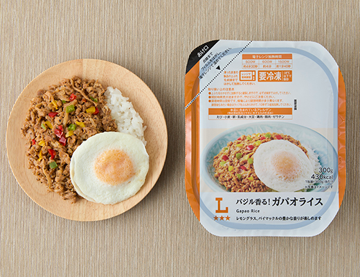 ローソンのバジル香る！ガパオライスを比較する。税込価格：505円、カロリー：430kcal、1円あたりカロリー：0.85kcal/円、たんぱく質：19.8g、1円あたりたんぱく質：0.04g/円、脂質：9.3g、炭水化物：68.1g、糖質：65.4g、食物繊維：2.7g、食塩相当量：2.5g。