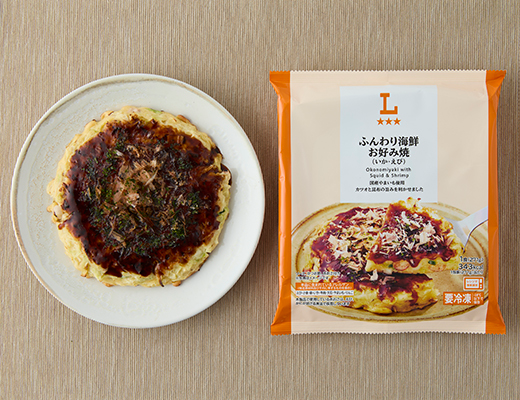 ローソンのふんわり海鮮お好み焼(いか・えび)を比較する。税込価格：354円、カロリー：343kcal、1円あたりカロリー：0.97kcal/円、たんぱく質：15.2g、1円あたりたんぱく質：0.04g/円、脂質：15.7g、炭水化物：36.9g、糖質：33.4g、食物繊維：3.5g、食塩相当量：3.3g。