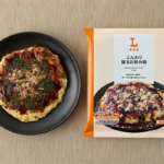 ローソンのふんわり豚玉お好み焼を比較する。税込価格：354円、カロリー：378kcal、1円あたりカロリー：1.07kcal/円、たんぱく質：13g、1円あたりたんぱく質：0.04g/円、脂質：19.5g、炭水化物：40.1g、糖質：35g、食物繊維：5.1g、食塩相当量：3.2g。
