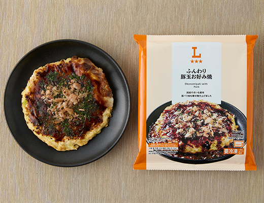 ローソンのふんわり豚玉お好み焼を比較する。税込価格：354円、カロリー：378kcal、1円あたりカロリー：1.07kcal/円、たんぱく質：13g、1円あたりたんぱく質：0.04g/円、脂質：19.5g、炭水化物：40.1g、糖質：35g、食物繊維：5.1g、食塩相当量：3.2g。