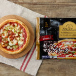 ローソンのラ・ピッコラ・ターヴォラ監修 マルゲリータ。税込価格：599円、カロリー：538kcal、たんぱく質：23g、脂質：21.6g、炭水化物：64.9g、糖質：60.7g、食物繊維：4.2g、食塩相当量：2.6g。