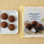 ローソンの生チョコトリュフ クリーム入りを比較する。税込価格：484円、カロリー：75kcal、1円あたりカロリー：0.15kcal/円、たんぱく質：0.9g、1円あたりたんぱく質：0.01未満g/円、脂質：5g、炭水化物：6.8g、糖質：6.2g、食物繊維：0.6g、食塩相当量：0g。