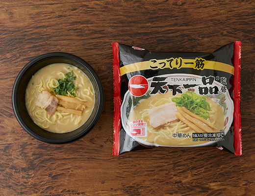 ローソンのキンレイ 天下一品監修ラーメン。税込価格：516円、カロリー：471kcal、たんぱく質：20.9g、脂質：21.7g、炭水化物：49.8g、糖質：46.4g、食物繊維：3.4g、食塩相当量：5.5g。