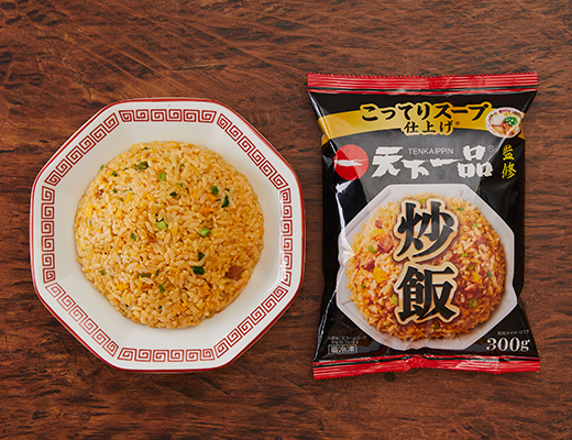 ローソンのニチレイ 天下一品監修炒飯。税込価格：462円、カロリー：588kcal、たんぱく質：15g、脂質：17.7g、炭水化物：92.7g、糖質：91.8g、食物繊維：0.9g、食塩相当量：4.5g。