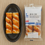 ローソンの太ちくわを比較する。税込価格：216円、カロリー：95kcal、1円あたりカロリー：0.44kcal/円、たんぱく質：11.3g、1円あたりたんぱく質：0.05g/円、脂質：0.9g、炭水化物：10.2g、糖質：10.2g、食物繊維：0g、食塩相当量：2.1g。