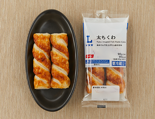ローソンの太ちくわを比較する。税込価格：216円、カロリー：95kcal、1円あたりカロリー：0.44kcal/円、たんぱく質：11.3g、1円あたりたんぱく質：0.05g/円、脂質：0.9g、炭水化物：10.2g、糖質：10.2g、食物繊維：0g、食塩相当量：2.1g。