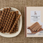 ローソンのサクサククレープ チョコ味を比較する。税込価格：108円、カロリー：362kcal、1円あたりカロリー：3.35kcal/円、たんぱく質：4.7g、1円あたりたんぱく質：0.04g/円、脂質：15g、炭水化物：53.3g、糖質：50.7g、食物繊維：2.6g、食塩相当量：0.2g。