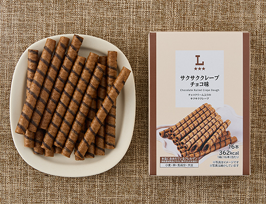 ローソンのサクサククレープ チョコ味を比較する。税込価格：108円、カロリー：362kcal、1円あたりカロリー：3.35kcal/円、たんぱく質：4.7g、1円あたりたんぱく質：0.04g/円、脂質：15g、炭水化物：53.3g、糖質：50.7g、食物繊維：2.6g、食塩相当量：0.2g。