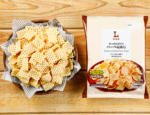 ローソンのサッポロポテト バーべQあじを比較する。税込価格：148円、カロリー：319kcal、1円あたりカロリー：2.16kcal/円、たんぱく質：4g、1円あたりたんぱく質：0.03g/円、脂質：16.4g、炭水化物：39.7g、糖質：37.9g、食物繊維：1.8g、食塩相当量：1.1g。