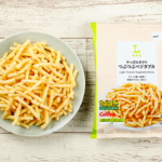 ローソンのサッポロポテト つぶつぶベジタブルを比較する。税込価格：148円、カロリー：303kcal、1円あたりカロリー：2.05kcal/円、たんぱく質：4g、1円あたりたんぱく質：0.03g/円、脂質：13.2g、炭水化物：42.7g、糖質：41.3g、食物繊維：1.4g、食塩相当量：0.9g。