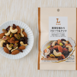 ローソンの果実を味わうフルーツ＆ナッツを比較する。税込価格：238円、カロリー：192kcal、1円あたりカロリー：0.81kcal/円、たんぱく質：4.5g、1円あたりたんぱく質：0.02g/円、脂質：9.7g、炭水化物：22.8g、糖質：20.5g、食物繊維：2.3g、食塩相当量：0g。
