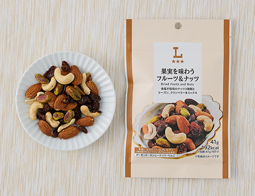ローソンの果実を味わうフルーツ＆ナッツを比較する。税込価格：238円、カロリー：192kcal、1円あたりカロリー：0.81kcal/円、たんぱく質：4.5g、1円あたりたんぱく質：0.02g/円、脂質：9.7g、炭水化物：22.8g、糖質：20.5g、食物繊維：2.3g、食塩相当量：0g。