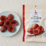 ローソンのひとくちカリッと手割り梅を比較する。税込価格：215円、カロリー：12kcal、1円あたりカロリー：0.06kcal/円、たんぱく質：0.4g、1円あたりたんぱく質：0.01未満g/円、脂質：0g、炭水化物：3g、糖質：1.9g、食物繊維：1.1g、食塩相当量：2.3g。