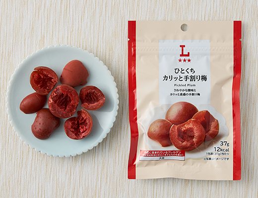 ローソンのひとくちカリッと手割り梅を比較する。税込価格：215円、カロリー：12kcal、1円あたりカロリー：0.06kcal/円、たんぱく質：0.4g、1円あたりたんぱく質：0.01未満g/円、脂質：0g、炭水化物：3g、糖質：1.9g、食物繊維：1.1g、食塩相当量：2.3g。