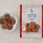 ローソンのしっとりやわらかはちみつ干し梅を比較する。税込価格：168円、カロリー：35kcal、1円あたりカロリー：0.21kcal/円、たんぱく質：0.4g、1円あたりたんぱく質：0.01未満g/円、脂質：0.1g、炭水化物：8.9g、糖質：7.6g、食物繊維：1.3g、食塩相当量：2.7g。