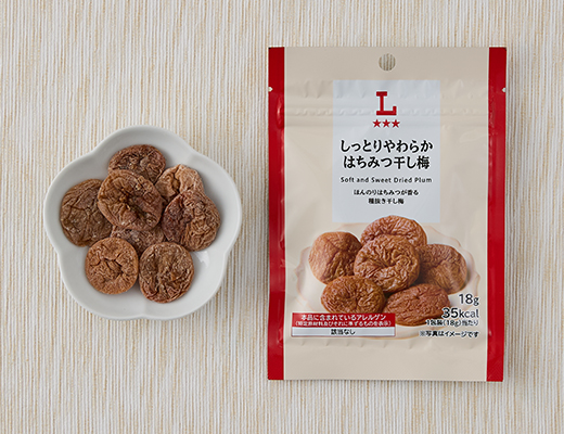 ローソンのしっとりやわらかはちみつ干し梅を比較する。税込価格：168円、カロリー：35kcal、1円あたりカロリー：0.21kcal/円、たんぱく質：0.4g、1円あたりたんぱく質：0.01未満g/円、脂質：0.1g、炭水化物：8.9g、糖質：7.6g、食物繊維：1.3g、食塩相当量：2.7g。