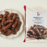 ローソンの釜焚き黒蜜で仕上げたかりんとうを比較する。税込価格：130円、カロリー：397kcal、1円あたりカロリー：3.05kcal/円、たんぱく質：4.4g、1円あたりたんぱく質：0.03g/円、脂質：12.8g、炭水化物：66.6g、糖質：65.4g、食物繊維：1.2g、食塩相当量：0g。