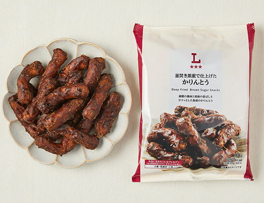ローソンの釜焚き黒蜜で仕上げたかりんとうを比較する。税込価格：130円、カロリー：397kcal、1円あたりカロリー：3.05kcal/円、たんぱく質：4.4g、1円あたりたんぱく質：0.03g/円、脂質：12.8g、炭水化物：66.6g、糖質：65.4g、食物繊維：1.2g、食塩相当量：0g。