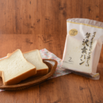 ローソンのそのまま食べて欲しい 贅沢食パン 2枚。税込価格：225円、カロリー：316kcal、たんぱく質：7.8g、脂質：8.1g、炭水化物：53.8g、糖質：52.1g、食物繊維：1.7g、食塩相当量：1.1g。
