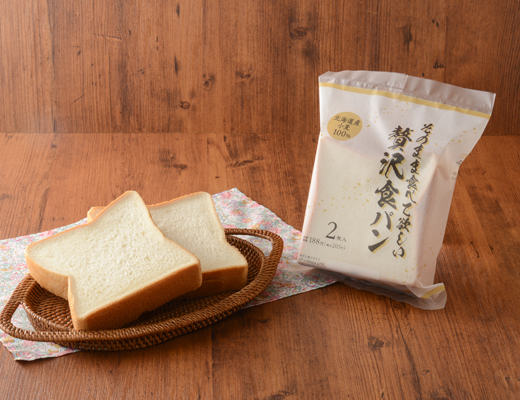 ローソンのそのまま食べて欲しい 贅沢食パン 2枚。税込価格：225円、カロリー：316kcal、たんぱく質：7.8g、脂質：8.1g、炭水化物：53.8g、糖質：52.1g、食物繊維：1.7g、食塩相当量：1.1g。