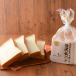 ローソンのそのまま食べて欲しい 贅沢食パン 4枚。税込価格：408円、カロリー：316kcal、たんぱく質：7.8g、脂質：8.1g、炭水化物：53.8g、糖質：52.1g、食物繊維：1.7g、食塩相当量：1.1g。