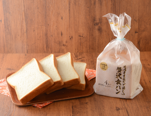 ローソンのそのまま食べて欲しい 贅沢食パン 4枚。税込価格：408円、カロリー：316kcal、たんぱく質：7.8g、脂質：8.1g、炭水化物：53.8g、糖質：52.1g、食物繊維：1.7g、食塩相当量：1.1g。