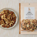 ローソンの4種のデラックスミックスナッツを比較する。税込価格：448円、カロリー：564kcal、1円あたりカロリー：1.26kcal/円、たんぱく質：14.5g、1円あたりたんぱく質：0.03g/円、脂質：50.2g、炭水化物：16.7g、糖質：10.2g、食物繊維：6.5g、食塩相当量：0.4g。