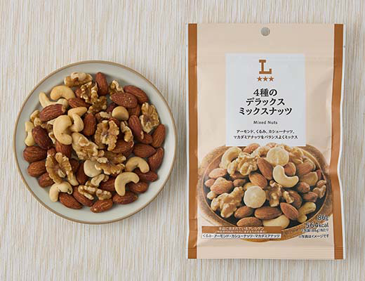 ローソンの4種のデラックスミックスナッツを比較する。税込価格：448円、カロリー：564kcal、1円あたりカロリー：1.26kcal/円、たんぱく質：14.5g、1円あたりたんぱく質：0.03g/円、脂質：50.2g、炭水化物：16.7g、糖質：10.2g、食物繊維：6.5g、食塩相当量：0.4g。