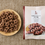 ローソンのしみチョココーン チョコ味を比較する。税込価格：148円、カロリー：325kcal、1円あたりカロリー：2.20kcal/円、たんぱく質：2.9g、1円あたりたんぱく質：0.02g/円、脂質：20.4g、炭水化物：33.6g、糖質：31.7g、食物繊維：1.9g、食塩相当量：0.1g。