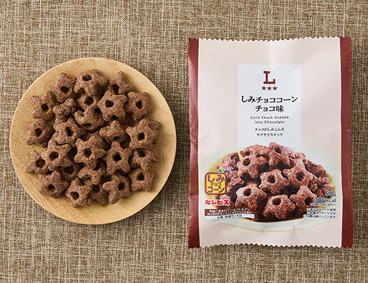 ローソンのしみチョココーン チョコ味を比較する。税込価格：148円、カロリー：325kcal、1円あたりカロリー：2.20kcal/円、たんぱく質：2.9g、1円あたりたんぱく質：0.02g/円、脂質：20.4g、炭水化物：33.6g、糖質：31.7g、食物繊維：1.9g、食塩相当量：0.1g。